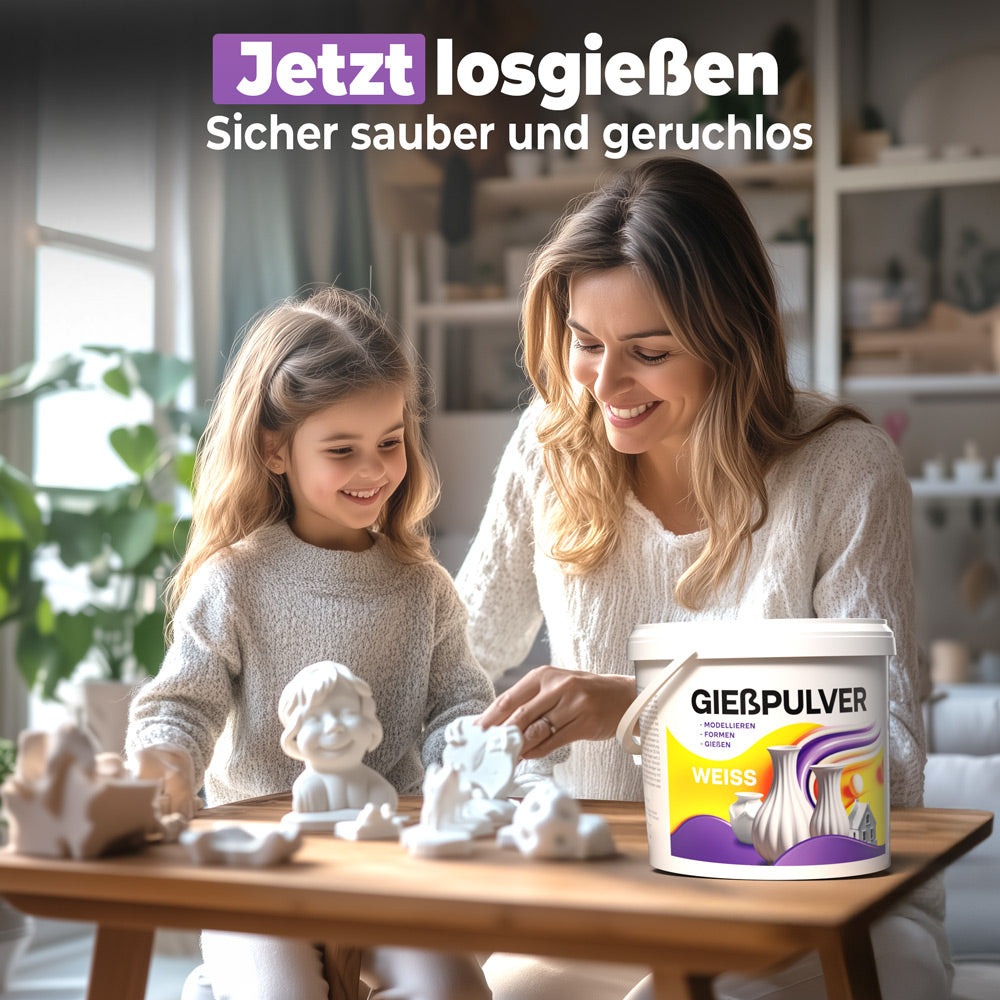 Mutter mit Kind modellieren Figuren mit dem Gießpulver Weiß. Darüber der Text: Jetzt losgießen - Sicher sauber und geruchlos