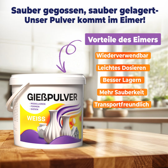 Das Bild zeigt Gießpulver auf einer Tischoberfläche, abgefüllt in einem praktischen Eimer. Die Verpackung ermöglicht sauberes Arbeiten, leichtes Dosieren und eine sichere Lagerung. Der wiederverwendbare Eimer sorgt für mehr Ordnung, weniger Verschütten und einen komfortablen Transport – ideal für kreative Gießprojekte mit Gießpulver.