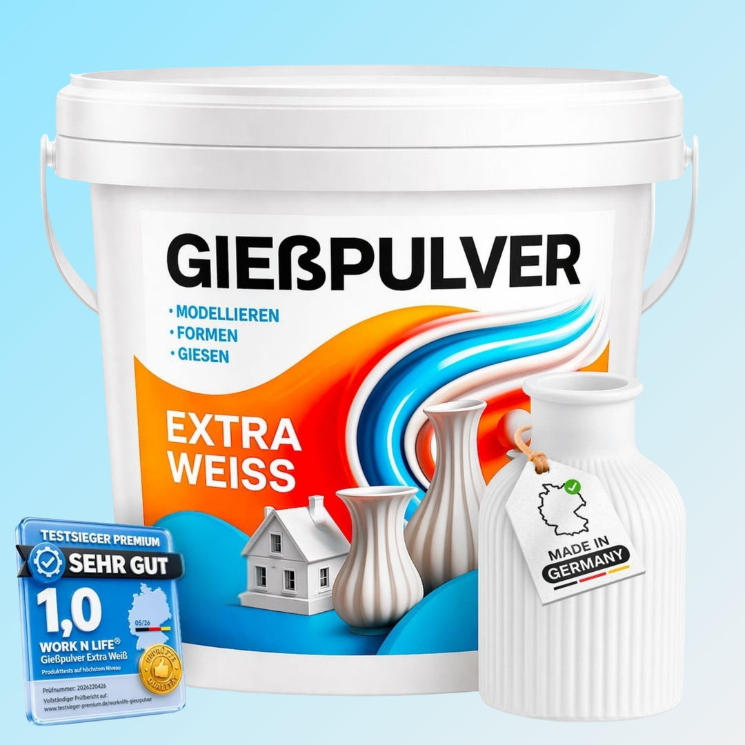 Gießpulver Extra Weiß in der 1Kg Variante auf einem hellblauen Hintergrund
