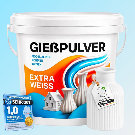 Gießpulver Extra Weiß in der 1Kg Variante auf einem hellblauen Hintergrund