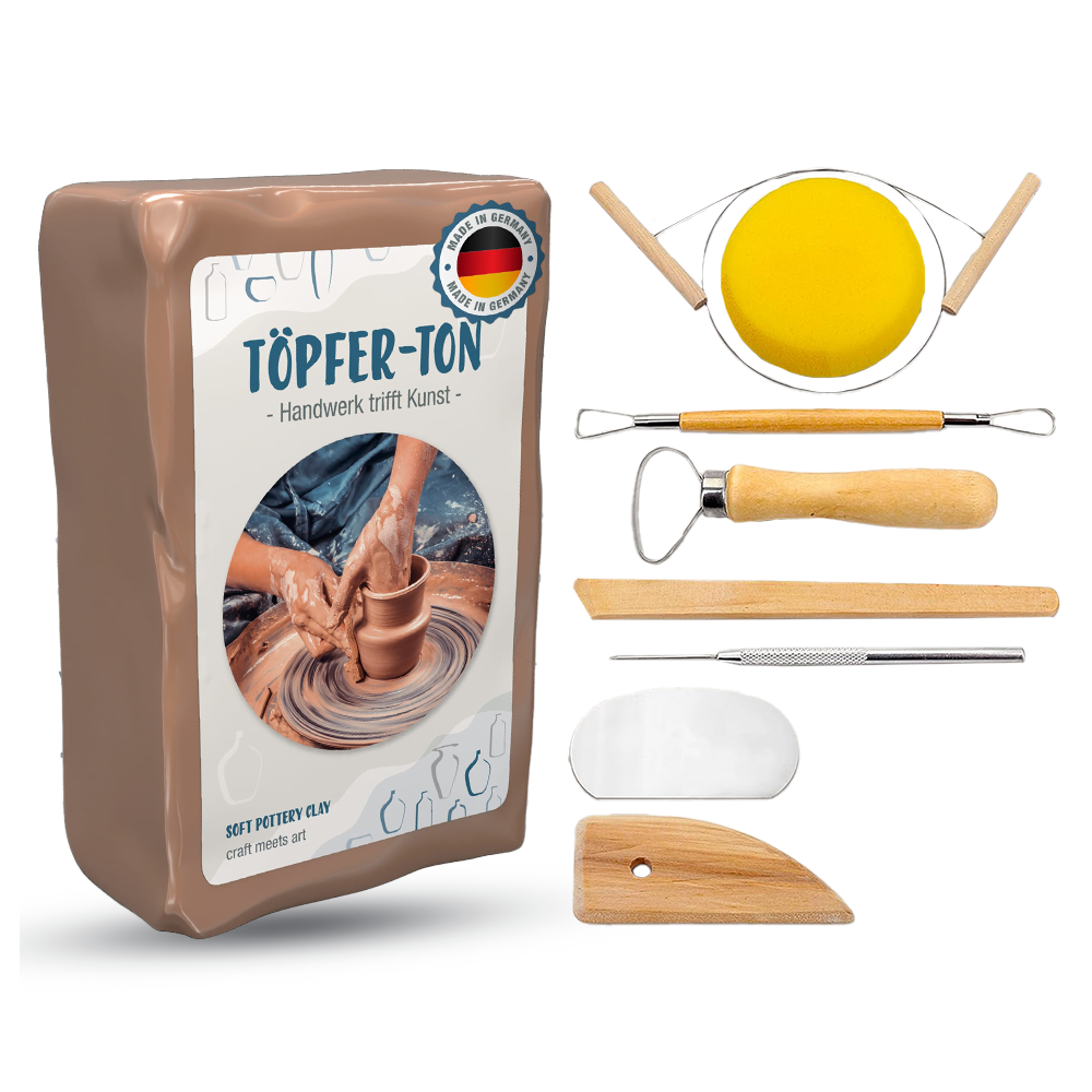 Toepferton mit 8 teiligen Töpferwerkzeug Set auf weißem Hintergrund